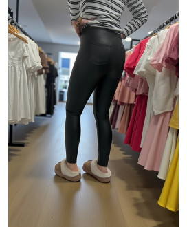 Zateplené kožené legíny v čiernej farbe