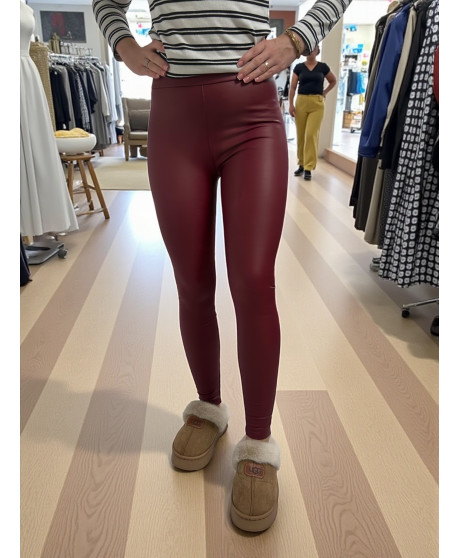 Zateplené kožené legíny v bordovej farbe